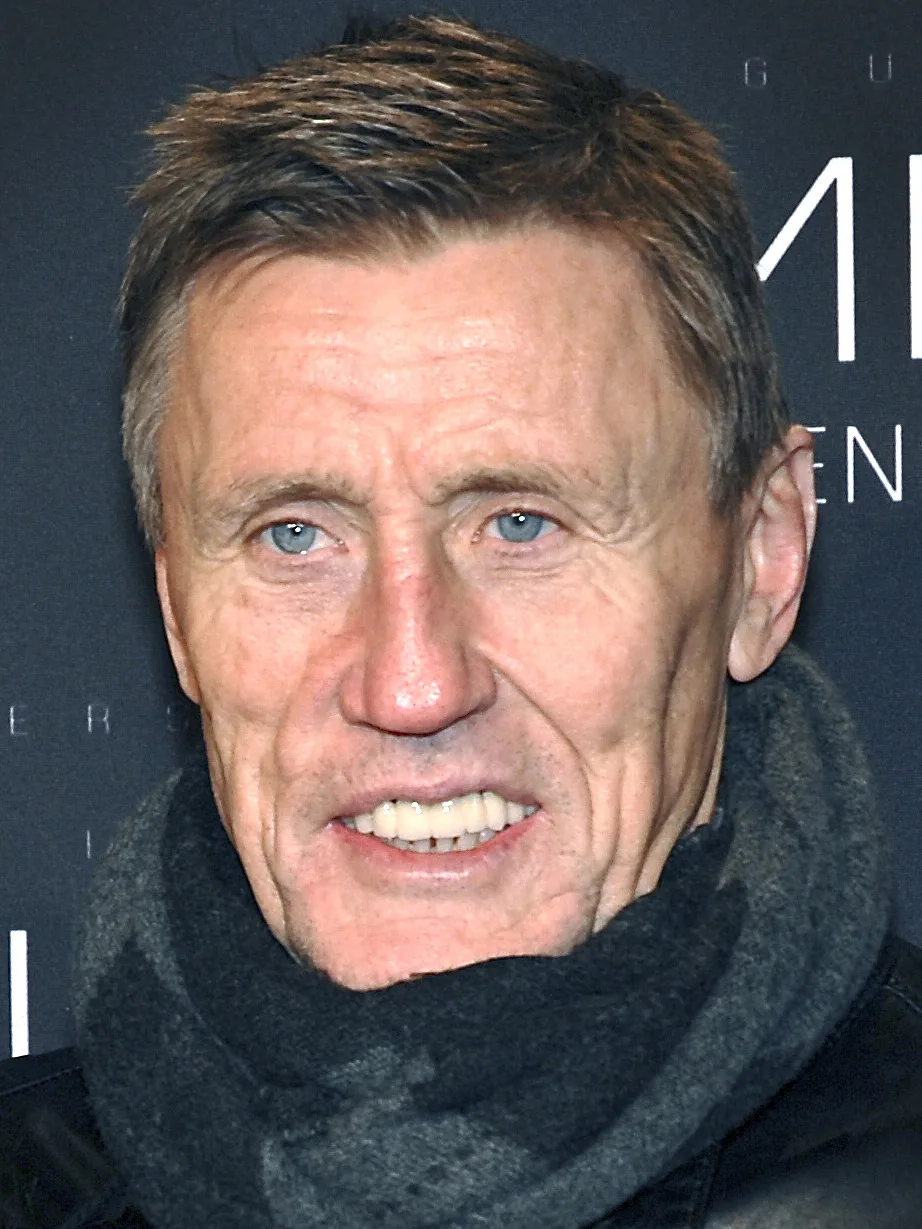 Porträtt av Börje Salming i mörk jacka och halsduk, fotograferad 2012
