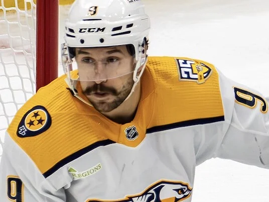 Filip Forsberg i Nashville Predators gula matchtröja med nummer 9 och vit hjälm framför målburen