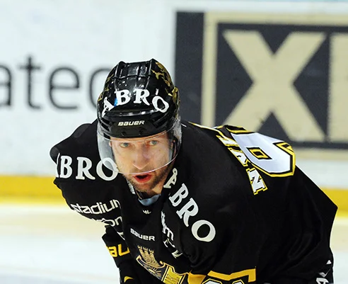 Michael Nylander i svart AIK-tröja och hjälm vid en tekning i matchen mot Frölunda i mars 2014